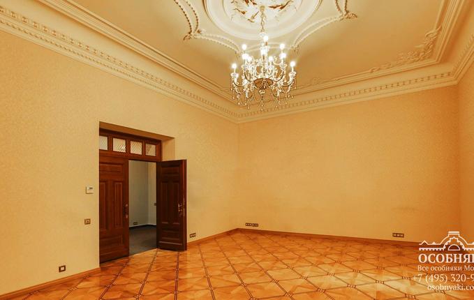 на Александра Лукьянова, 7, площадь 1287 м