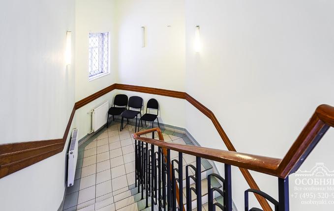 в Басманном переулке, 7, площадь 805 м