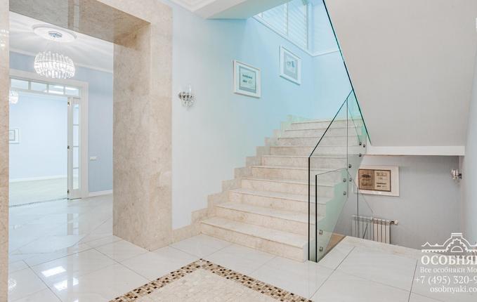 в Колпачном переулке, 6, площадь 608 м