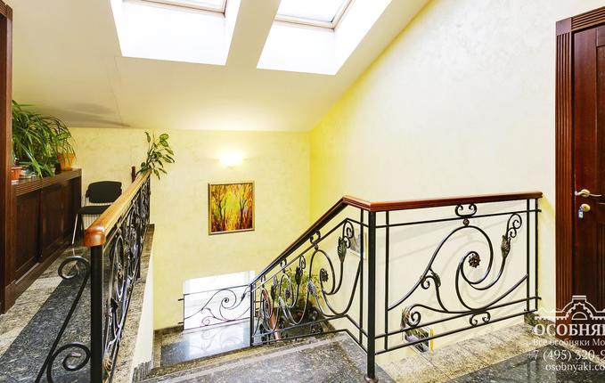 в Климентовском переулке, 10, площадь 1001 м