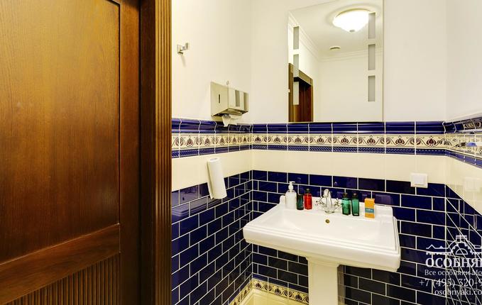 в Климентовском переулке, 10, площадь 1001 м