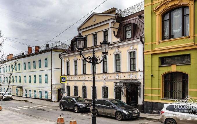 в Петровском переулке, 10, площадь 1730 м