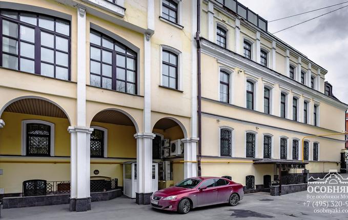 в Петровском переулке, 10, площадь 1730 м