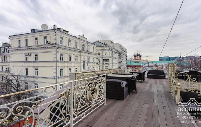 в Петровском переулке, 10, площадь 1730 м