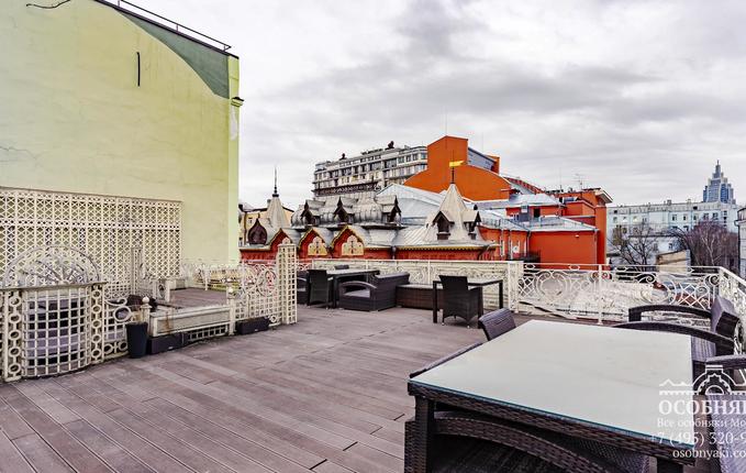 в Петровском переулке, 10, площадь 1730 м