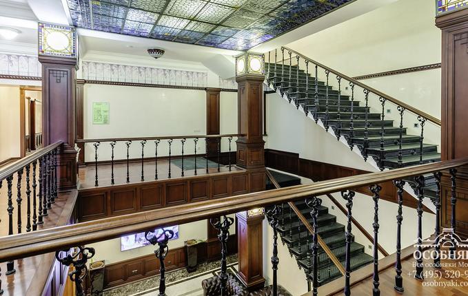 в Петровском переулке, 10, площадь 1730 м