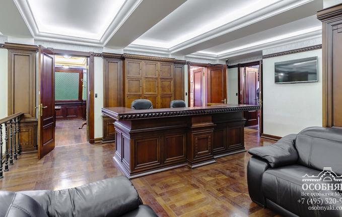 в Петровском переулке, 10, площадь 1730 м