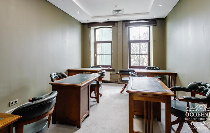 в Петровском переулке, 10, площадь 1730 м