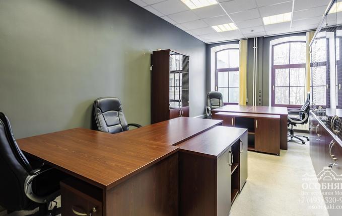 в Петровском переулке, 10, площадь 1730 м