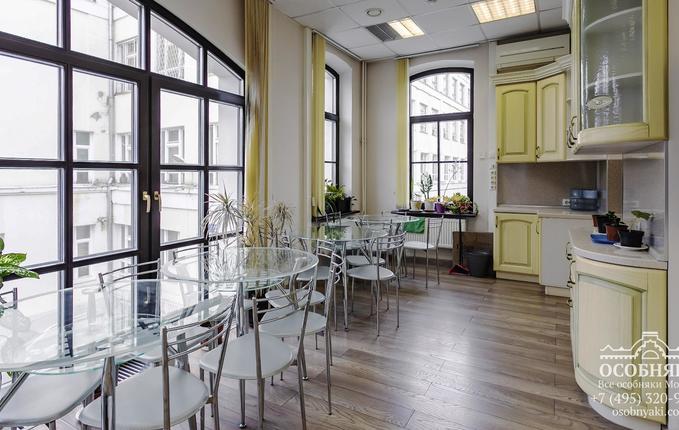 в Петровском переулке, 10, площадь 1730 м