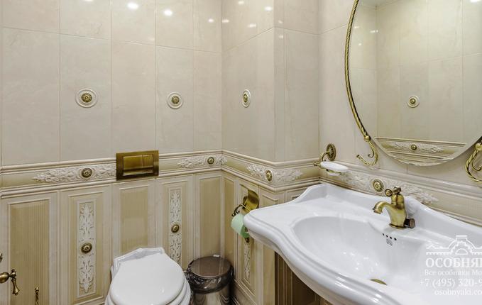 в Петровском переулке, 10, площадь 1730 м