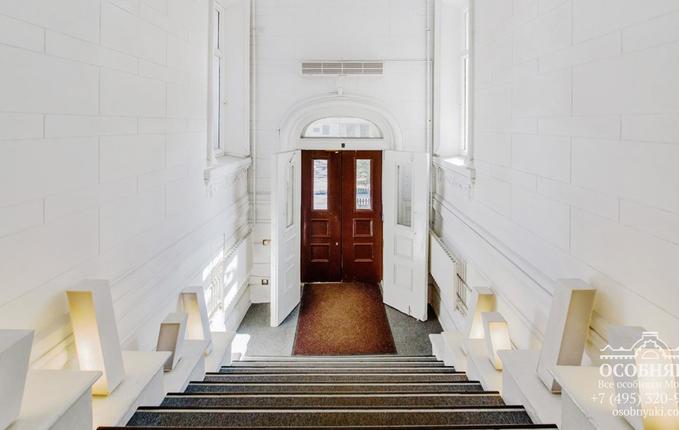 в Большом Левшинском переулке, 6, площадь 1045 м