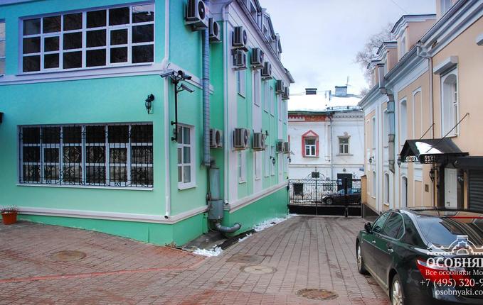 в Хохловском переулке, 10с5, площадь 917 м