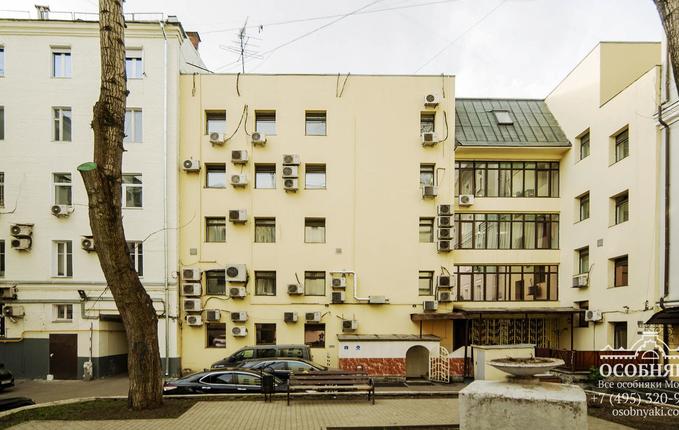 на улице Макаренко, 3, площадь 2348 м