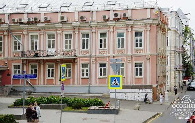 в Рыбниковом переулке, 8, площадь 1570 м