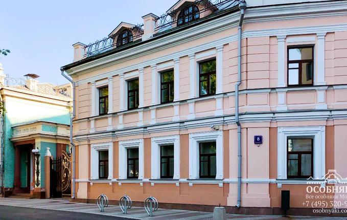 в Среднем Овчинниковском переулке, 8, площадь 246 м
