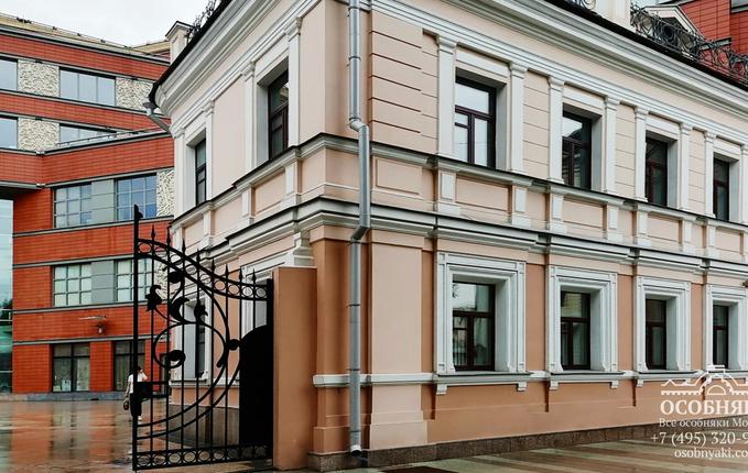 в Среднем Овчинниковском переулке, 8, площадь 246 м