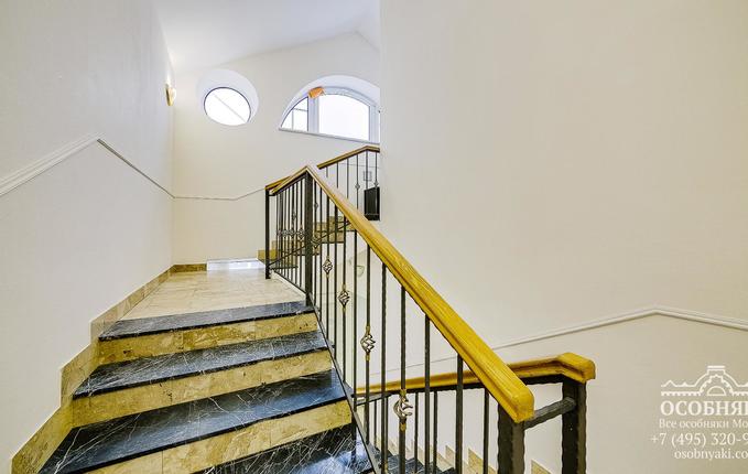 в Большом Головином переулке, 23, площадь 763 м