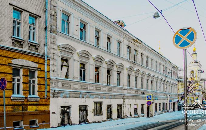 в Подколокольном переулке, 4, площадь 1775 м
