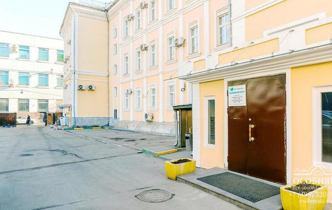 в 1-м Кожевническом, 8, площадь 2600 м