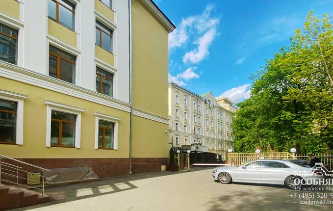 в Ружейном переулке, 6, площадь 3700 м