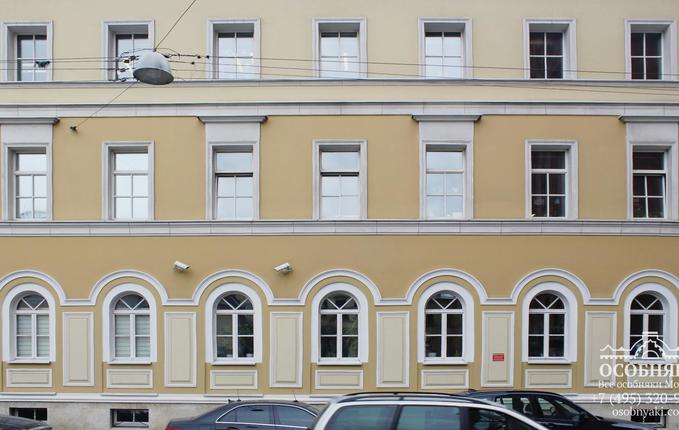 в Милютинском переулке, 10, площадь 2280 м