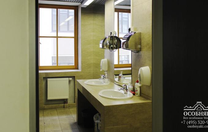 в Милютинском переулке, 10, площадь 2280 м