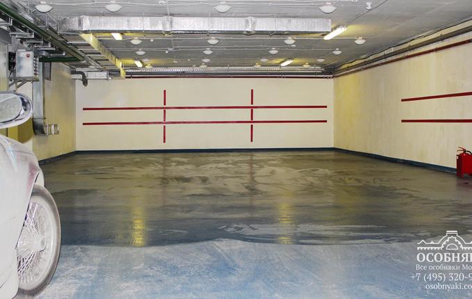 в Милютинском переулке, 10, площадь 2280 м