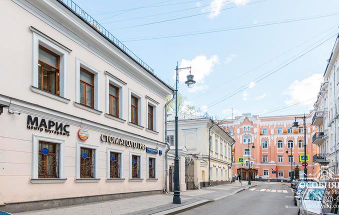 в Малом Златоустинском переулке, 3с3, площадь 1400 м