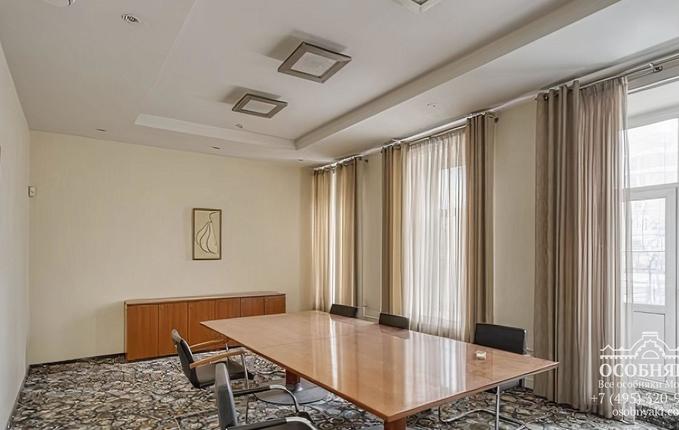 в Рыбниковом переулке, 8, площадь 1570 м