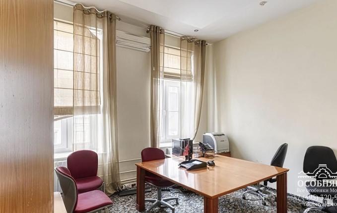 в Рыбниковом переулке, 8, площадь 1570 м