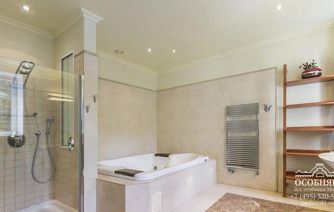 на Большой Татарской, 30, площадь 1040 м