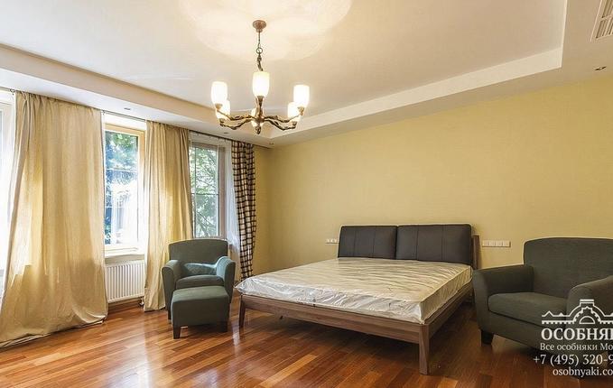 на Большой Татарской, 30, площадь 1040 м