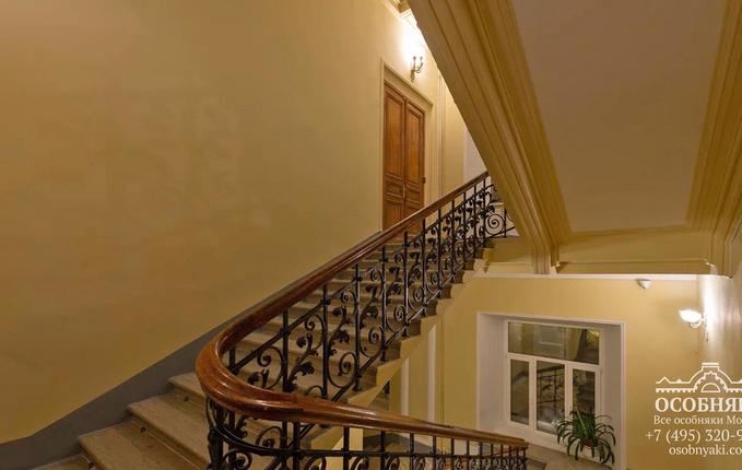 в Большом Харитоньевском переулке, 10/1, площадь 1818 м