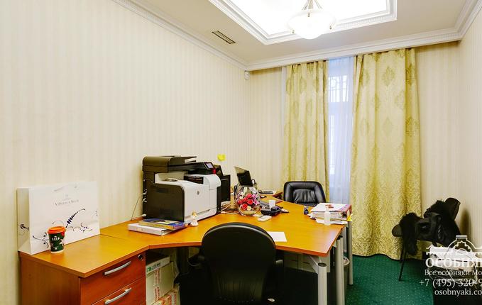 в Климентовском переулке, 10, площадь 1001 м