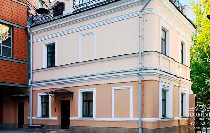 в Среднем Овчинниковском переулке, 8, площадь 246 м