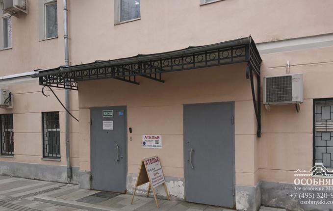 в Среднем Овчинниковском переулке, 3, площадь 796 м