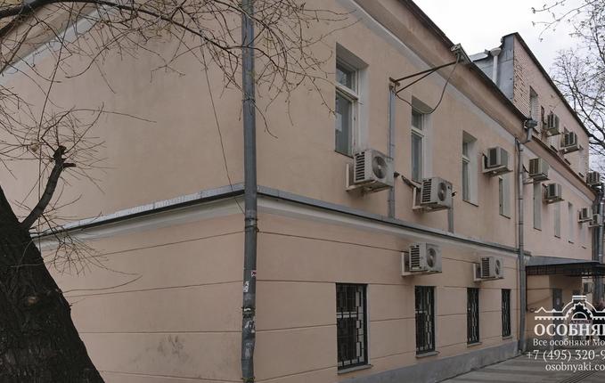 в Среднем Овчинниковском переулке, 3, площадь 796 м