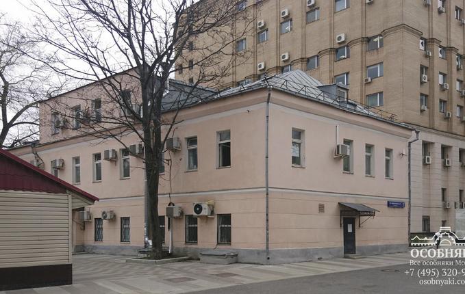 в Среднем Овчинниковском переулке, 3, площадь 796 м