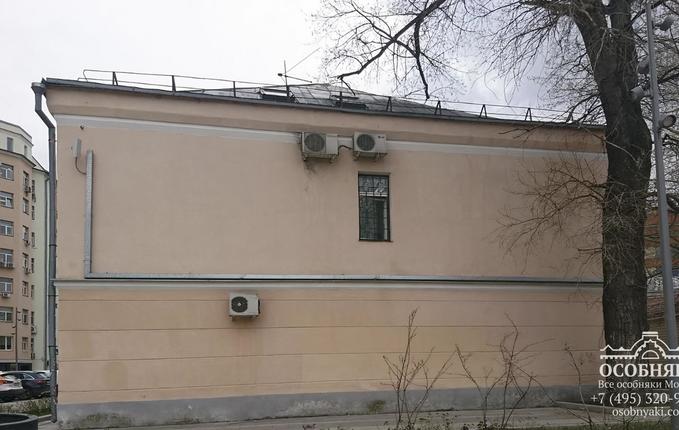 в Среднем Овчинниковском переулке, 3, площадь 796 м