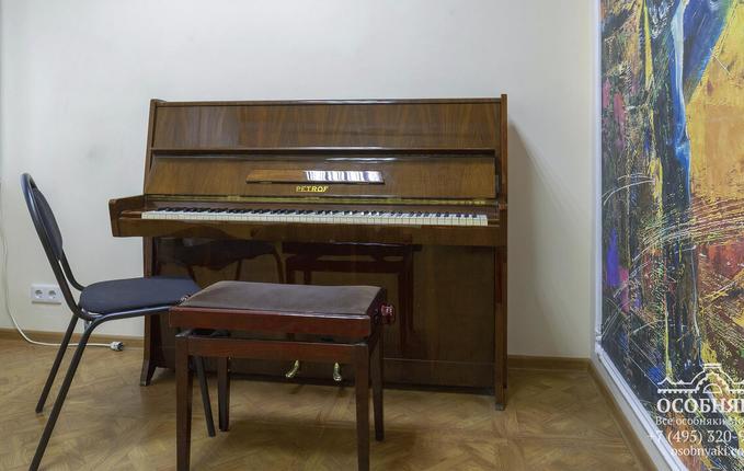 в Среднем Овчинниковском переулке, 3, площадь 796 м