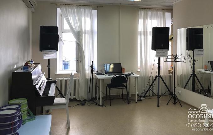 в Среднем Овчинниковском переулке, 3, площадь 796 м