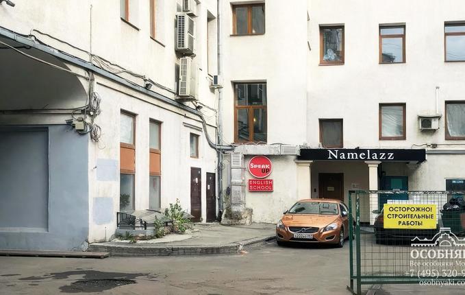 на улице Кузнецкий мост, 4, площадь 1703 м