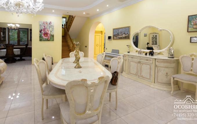 на улице Сурикова, 12, площадь 560 м