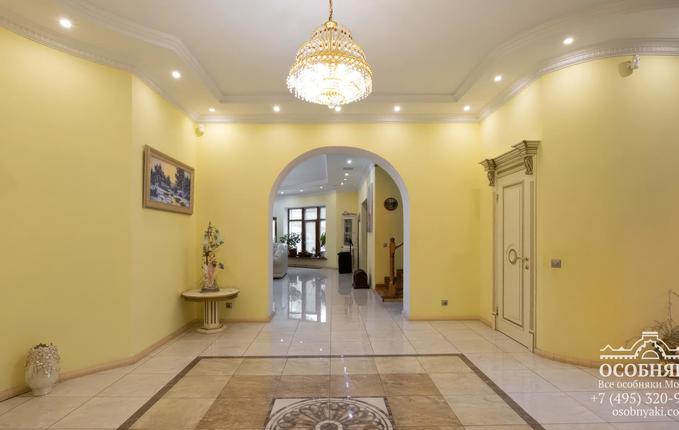 на улице Сурикова, 12, площадь 560 м