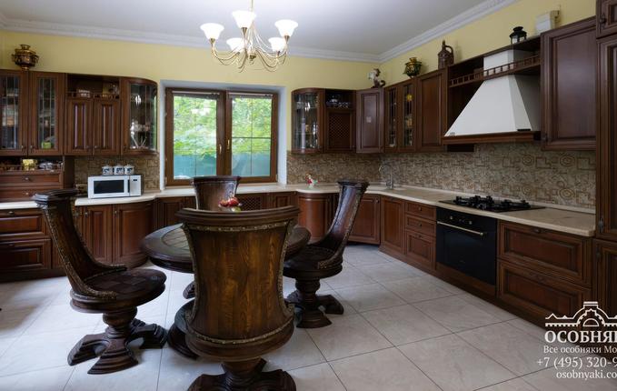 на улице Сурикова, 12, площадь 560 м