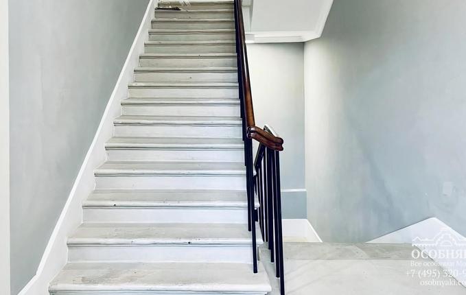 в Хохловском переулке, 10, площадь 1713 м