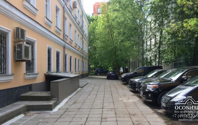 в Расторгуевском переулке, 4, площадь 1648 м