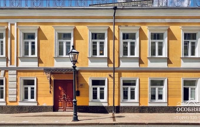 в Вознесенском переулке, 11, площадь 980 м