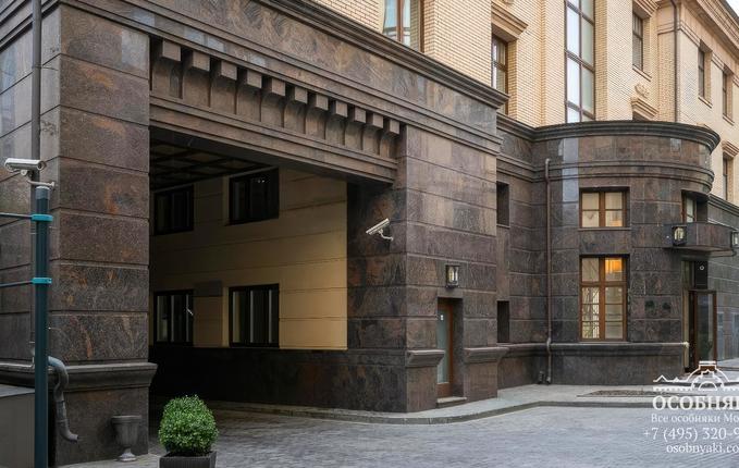 в Турчаниновом переулке, 2А, площадь 2700 м